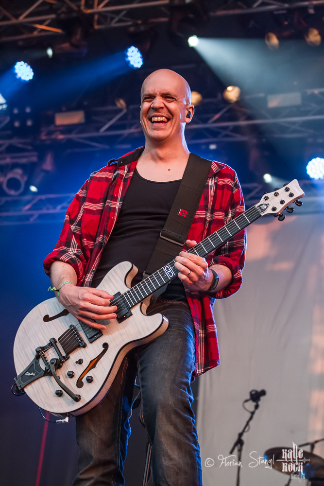 Devin Townsend sur scène.